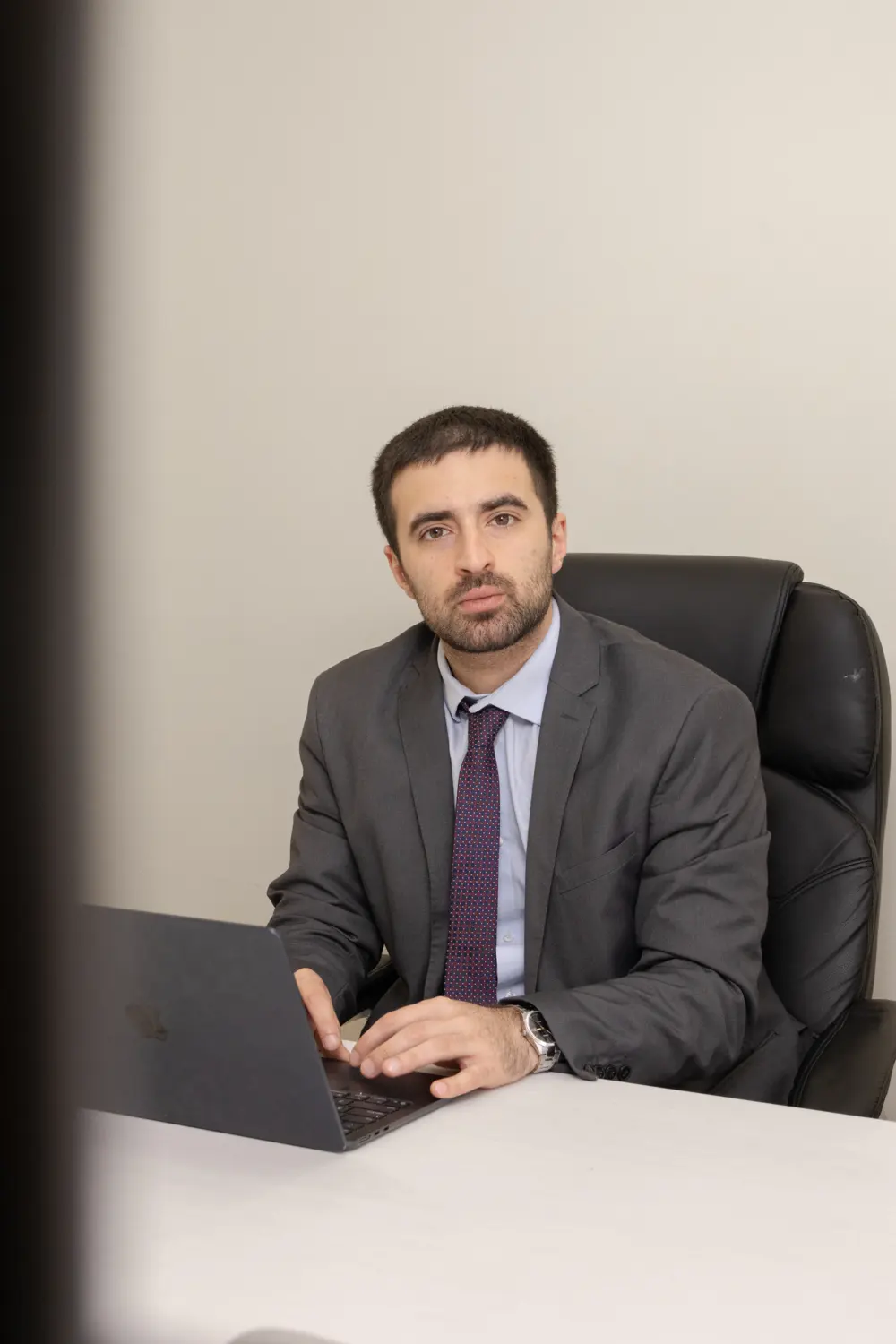 Abogado laboral atendiendo una consulta en su escritorio